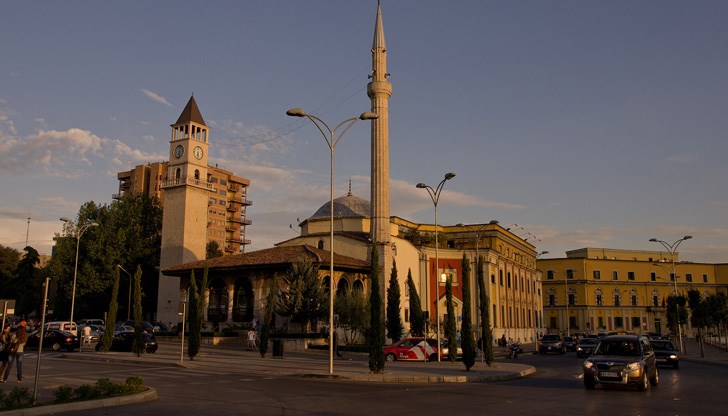 Студенти в студентския град в Тирана започнаха да се изнасят, за да направят място за първата група граждани на Афганистан