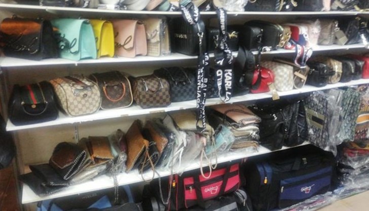 От два магазина били иззети 666 чанти и 792 текстилни изделия, а от други два - още 970 чанти, портмонета, колани и часовници От два магазина били иззети 666 чанти и 792 текстилни изделия, а от други два - още 970 чанти, портмонета, колани и часовници