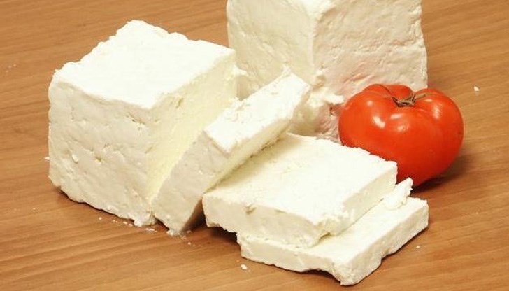 Млекопреработватели алармират, че лобистка наредба удря евтиното сирене