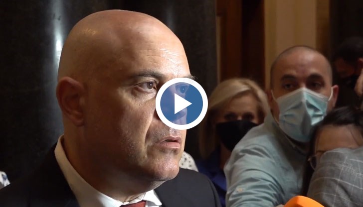 Тук съм от уважение към депутатите, заяви главният прокурор