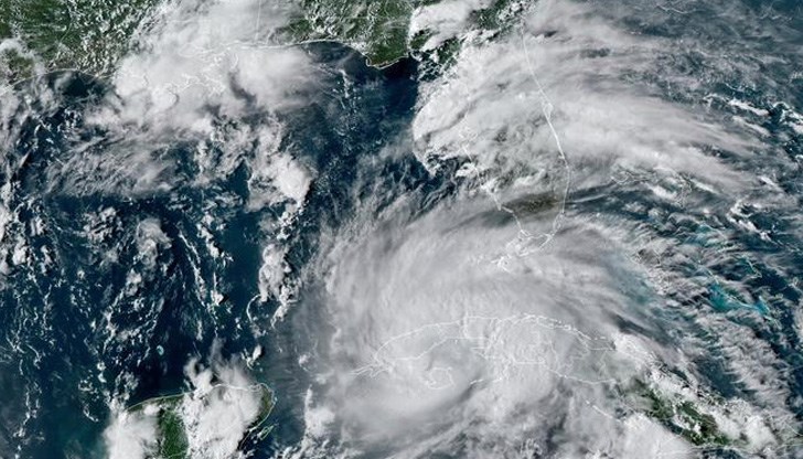 По магазините има опашки за хранителни запаси По магазините има опашки за хранителни запаси