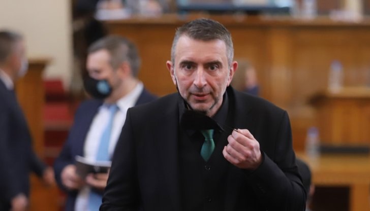 Все едно да имате рожден ден през януари. Другите да не го празнуват. А като дойде техният през декември, да те поканят - айде, чествай си януарския сега! Все едно да имате рожден ден през януари. Другите да не го празнуват. А като дойде техният през декември, да те поканят - айде, чествай си януарския сега!