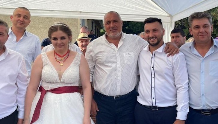 Целият този панаир по сватби, кръщенета и седенки е само заради едно: да стане президент Целият този панаир по сватби, кръщенета и седенки е само заради едно: да стане президент