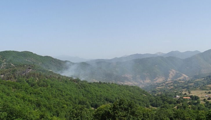 Само 2 км делят държавната граница от огъня Само 2 км делят държавната граница от огъня