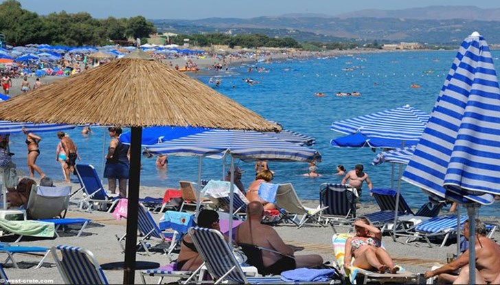 Българи и румънци заляха плажовете в Гърция