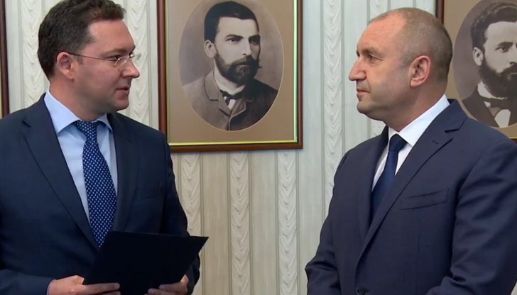 Даниел Митов връща мандата на президента Румен Радев