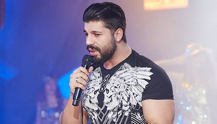 Еслем е първо момиченце от много поколения насам в рода на Тони Стораро и цялата фамилия е много щастлива от появата й