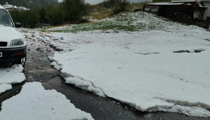 Падналите ледени зърна на отделни места в областния град достигаха размери на лешник