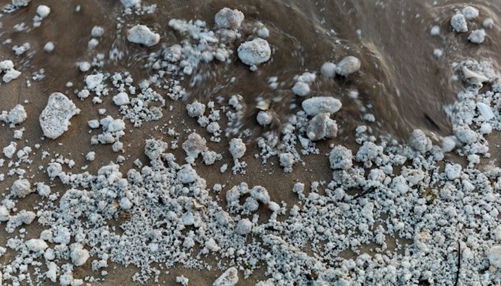 Нефтеното петно е около 200 кв. м, а на разлятото масло е около 12 кубически метра