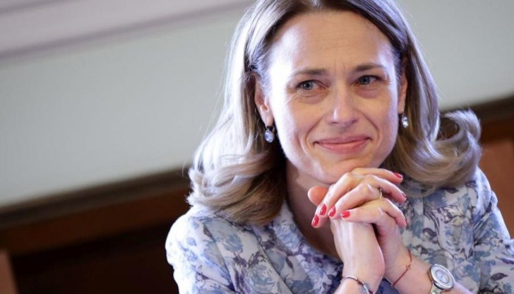 Тя добави, че актуализацията ще се разглежда другата седмица и ако е необходимо, ще се удължава пленарното време на заседанието докато бъде приета Тя добави, че актуализацията ще се разглежда другата седмица и ако е необходимо, ще се удължава пленарното време на заседанието докато бъде приета