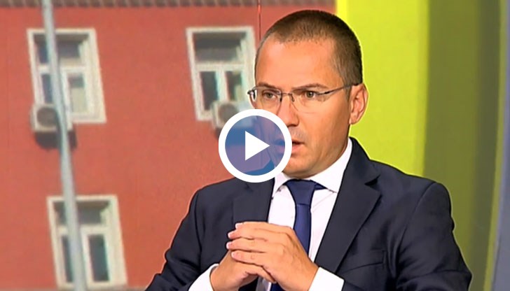 Минути преди да бъдат бити тези хора под колоните, полицаите бяха замеряни с бомби, павета в продължение на 3 часа, заяви евродепутатът