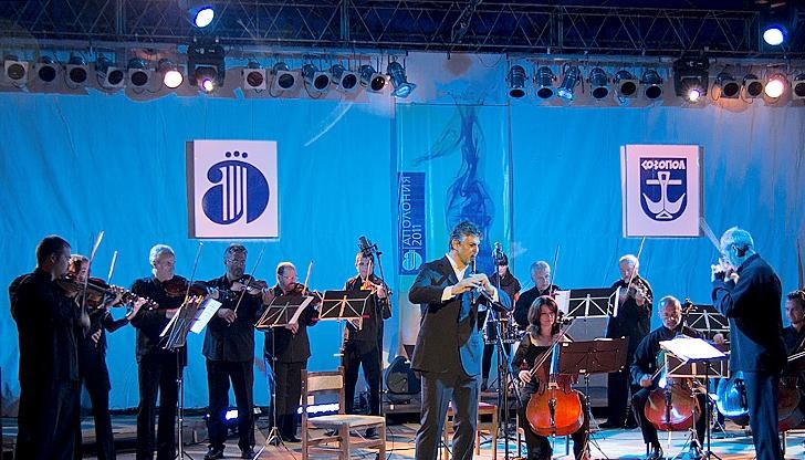 За любителите на театъра фестивалът ще предложи моноспектакъла на Николай Урумов - "Мъжка задушница" на Русенския театър За любителите на театъра фестивалът ще предложи моноспектакъла на Николай Урумов - "Мъжка задушница" на Русенския театър