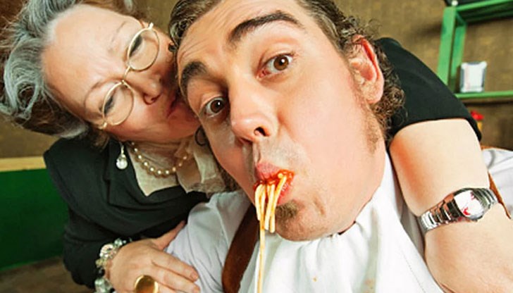 Жените в България напускат родителите си 4 години по-рано