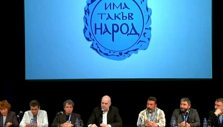 През цялото време тези почти вчесани варвари на родния парламентаризъм поставяха неизпълними условия, представяха неизбираеми кандидати. Държаха се недостижимо - като полубогове, превзели Олимп