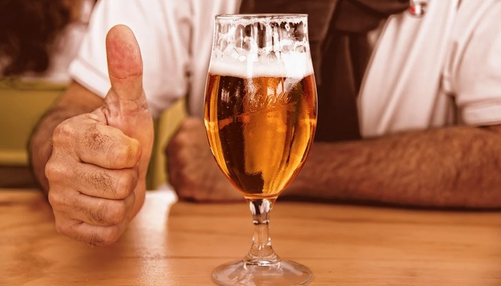 Бирата е алкохолна напитка и страничните ефекти бързо ще се почувстват: увреждане на черния дроб, панкреаса, почти винаги с хроничен гастрит