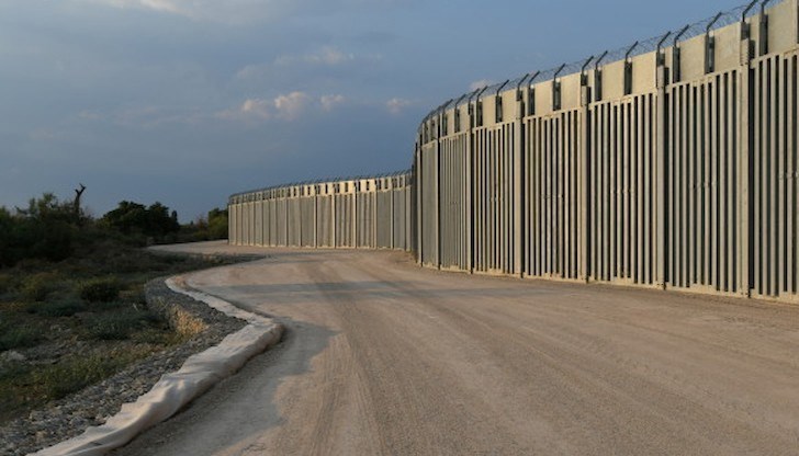 Въведена е и нова система за наблюдение, която да попречи на евентуалните мигранти от Афганистан и Близкия Изток да влязат в страната