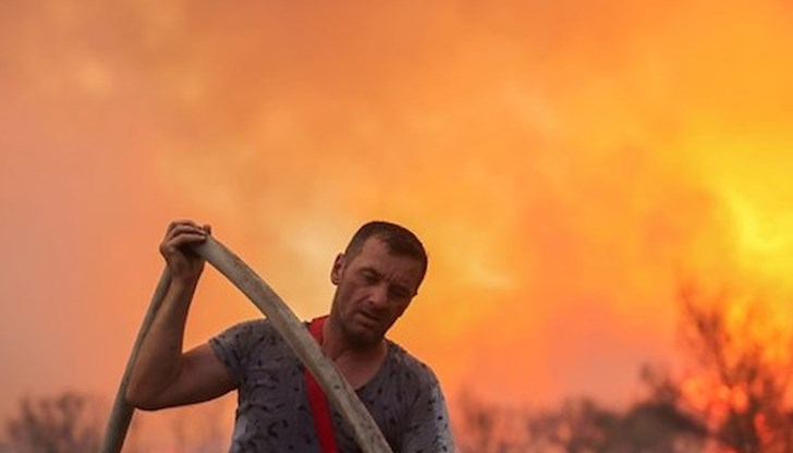 Зад нас е ад, изкрещя от колата си местен жител пред репортери Зад нас е ад, изкрещя от колата си местен жител пред репортери