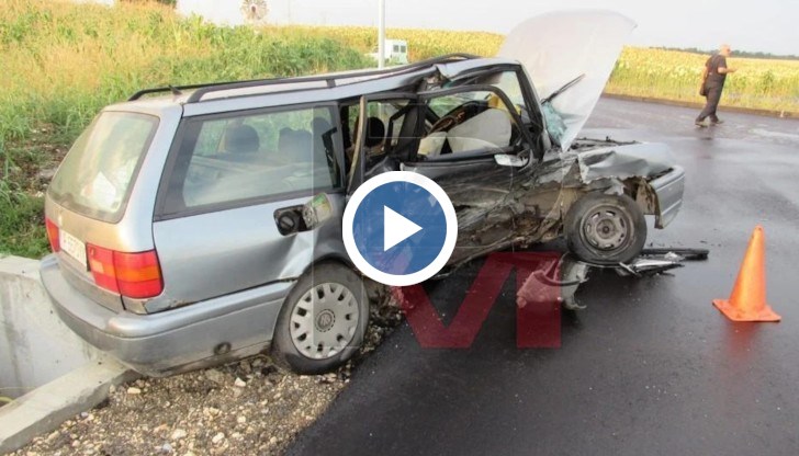 Пострадали са тримата пътуващи в двете коли, които са откарани с линейки в болницата