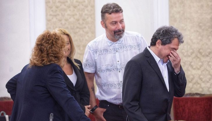 Така нелепо разиграха картите си, така смешно изгърмяха патроните си, така елементарно профукаха отговорностите си Така нелепо разиграха картите си, така смешно изгърмяха патроните си, така елементарно профукаха отговорностите си