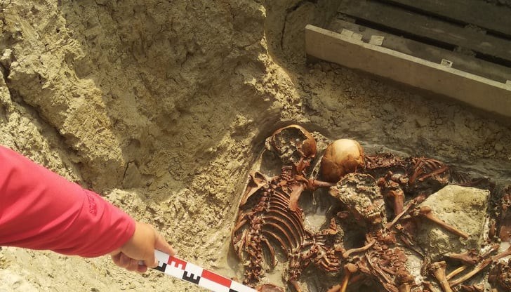 Масов гроб с останки на седем души, между които и две деца, е открит в праисторическото селище в Солницата в Провадия