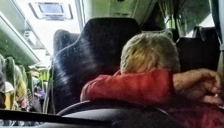 Пътуващите го молели да спре да си почине, а той заявил, че не му пука, защото напускал фирмата. Водачът е уволнен, а парите за билети ще бъдат върнати, заявиха от компанията