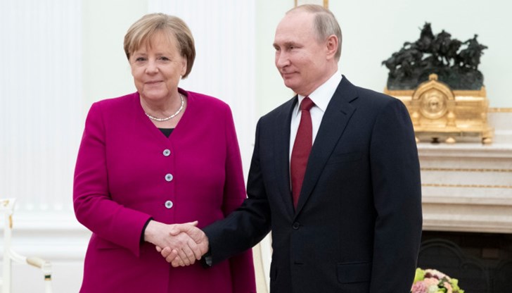 Той не е осъден за политическата си дейност, а за престъпление срещу чуждестранни партньори, отвърнал руският президент Той не е осъден за политическата си дейност, а за престъпление срещу чуждестранни партньори, отвърнал руският президент