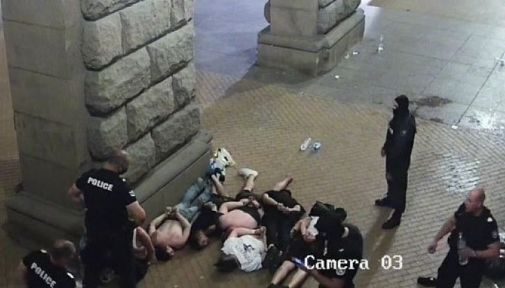 Полицай, участвал в побоя, обжалва наказанието си - забрана за повишение, като несправедливо Полицай, участвал в побоя, обжалва наказанието си - забрана за повишение, като несправедливо