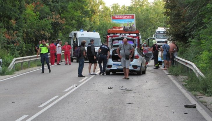 Хиляди обещания, проекти, схеми и т.н. от управляващи, техните патерици, коалиции и опозиции за пътя Русе - Бяла, а резултатите - хора мрат, деца МРАТ!