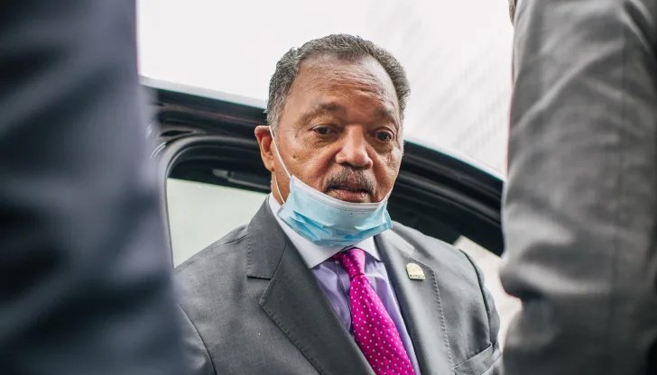 Джеси Джаксън получава първата си доза през януари публично, като призовава примерът му да бъде последван Джеси Джаксън получава първата си доза през януари публично, като призовава примерът му да бъде последван