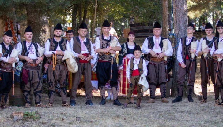 Хиляди мъже и жени от цялата страна, облечени в носиите на родните си краища се стекоха на фестивала