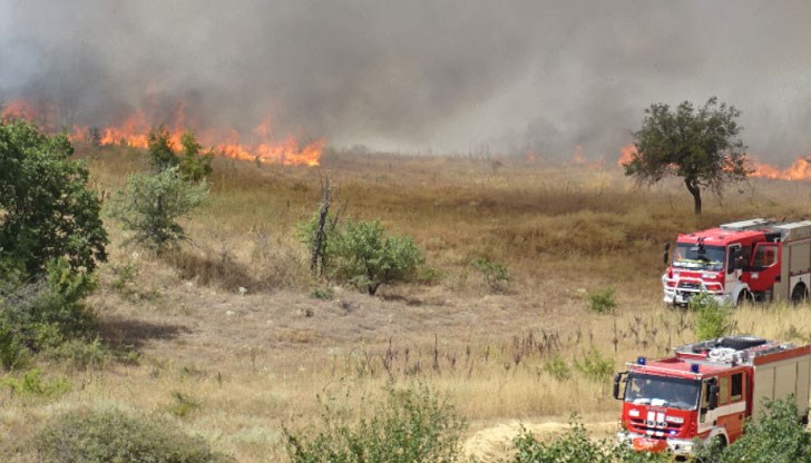 63 екипа пожарникари се борят с активни огнища