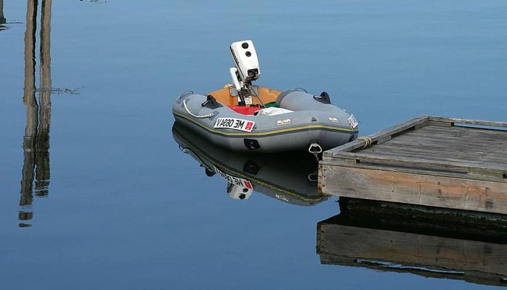 Мъжът е изминал 20-километровото разстояние с гумена лодка