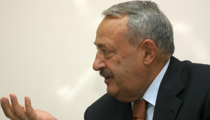 Гарелов посочи, че очаква в близкото бъдеще да стане първостепенна битката между "двете групировки - на Иво Прокопиев и на Делян Пеевски" Гарелов посочи, че очаква в близкото бъдеще да стане първостепенна битката между "двете групировки - на Иво Прокопиев и на Делян Пеевски"