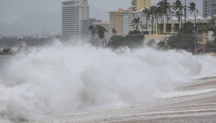 Нора се приближава югозападното крайбрежие на Мексико