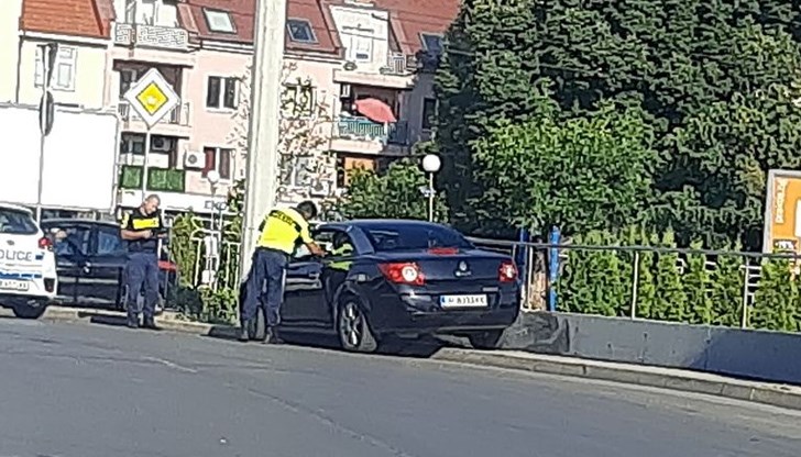 Лек автомобил, управляван от жена, се е качил на банкета Лек автомобил, управляван от жена, се е качил на банкета