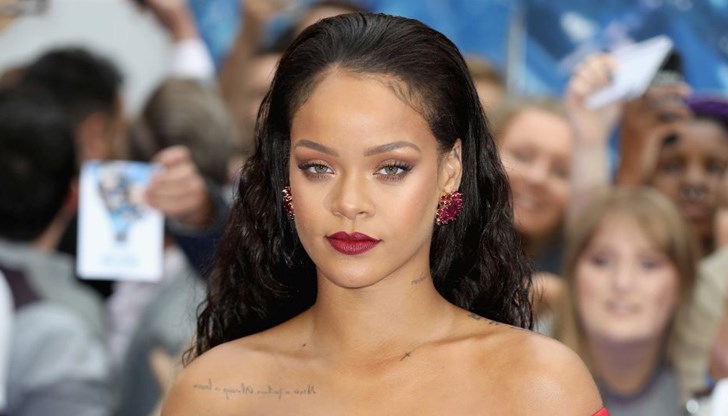 Във Fenty се преплитат нотки на магнолия, мускус, мандарина, боровинка, българска маслодайна роза, здравец и пачули Във Fenty се преплитат нотки на магнолия, мускус, мандарина, боровинка, българска маслодайна роза, здравец и пачули