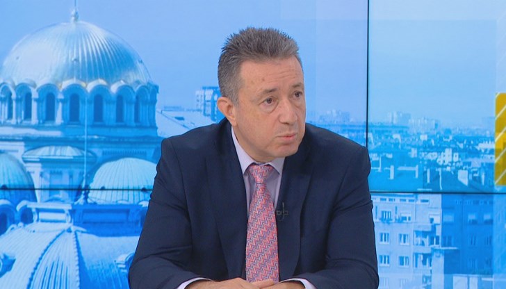 "Връчването на третия мандат е най-конфликтната и финална фаза на този процес по връчването на мандатите за съставяне на правителство", каза още Стоилов
