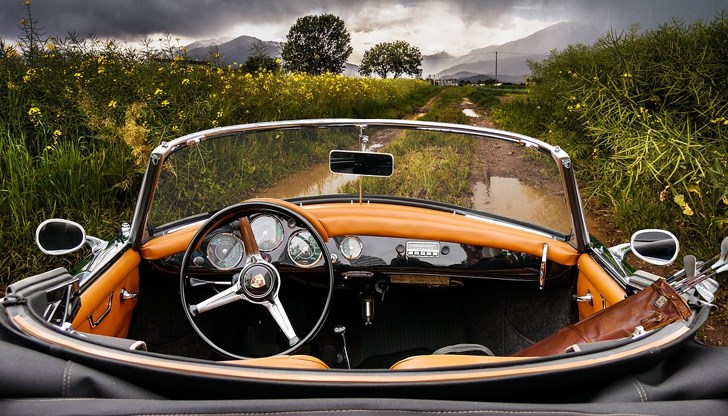 Измерванията показаха още, че воланът на оставен на слънце без защита автомобил може да се нагрее до 70 градуса, което може да причини и изгаряния по ръцете на шофьора