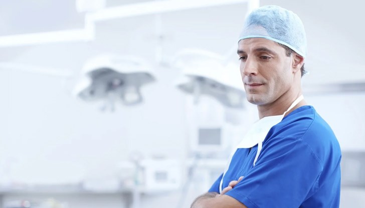 "Съдейки по данните, които сега имам, за да се заразите наистина от въздушни капчици - трябва да имате много дълъг и постоянен контакт със заразените", казва д-р Прайс