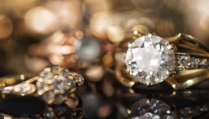 Счупен е патрона на входната врата