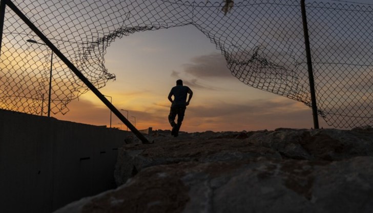 Нелегалните бежанци нападнали граничари с камъни