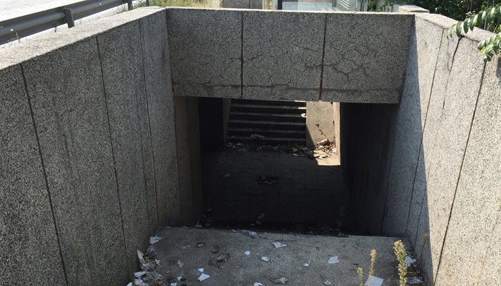 При слизане по стъпалата жената е била блъсната към стената от непознат, който издърпал дамската ѝ чанта и побягнал