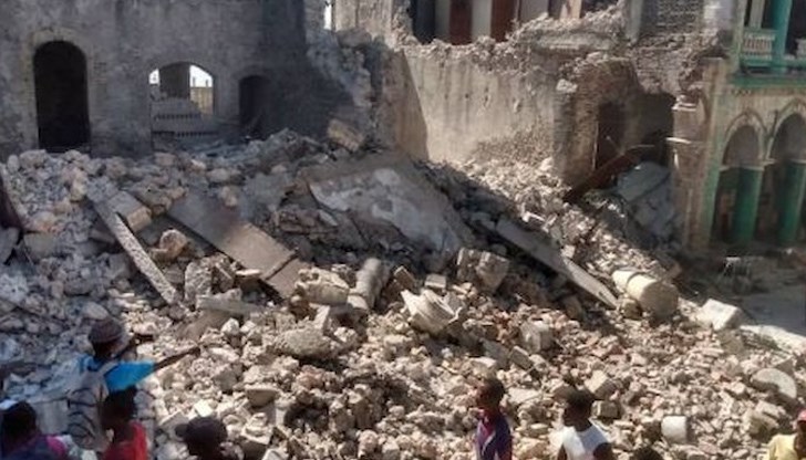 Загинаха най-малко 304 души, ранените са 1800