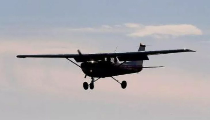 Летателният апарат пада, след като се оплита в жици на далекопровод