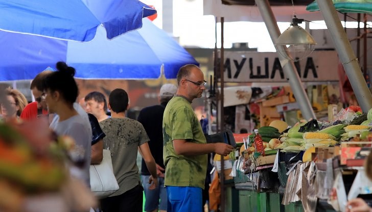 Въпреки че пазарите са на открито, работещите и посетителите са длъжни да носят защитна маска за лице