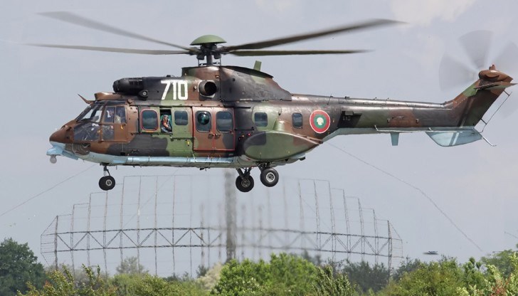 Екипажът ще помага на огнеборците за потушаването на пожара с обливане на засегнатия район с вода