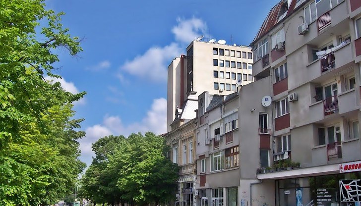 Улица е превърната в един паркинг и не може да се осъществи разминаване на 2 коли