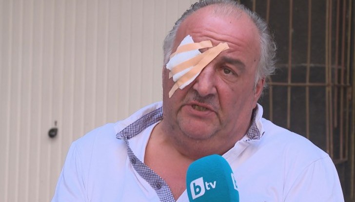 Рано сутринта го намират служители от близък магазин Рано сутринта го намират служители от близък магазин