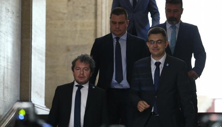 Според предварителната информация хората на Слави Трифонов не планират да преговарят, а директно да запознаят другите партии със структурата и състава на бъдещия кабинет