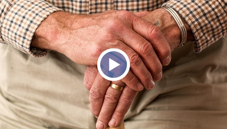 Промените засягат хората, които получават пенсии и от държавата, и от универсален пенсионен фонд и са родени след 1959 година